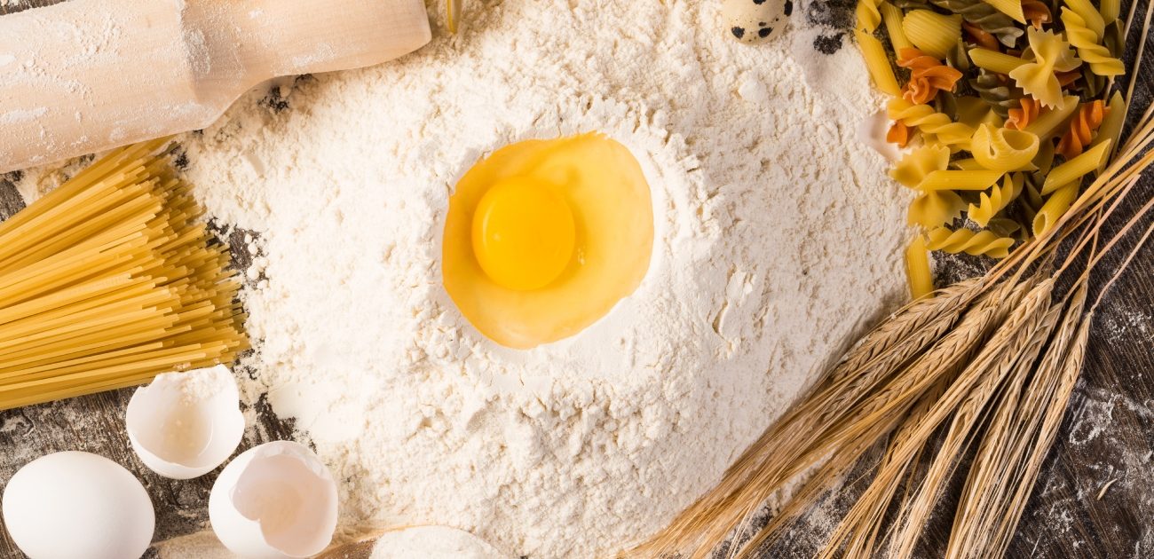 مكونات الكيكة الأساسية: وصفة سهلة بعناصر قليلة!