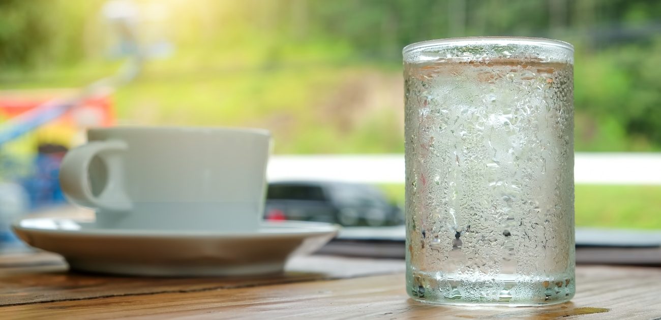 ثنائي الذوق والضيافة القهوة والماء