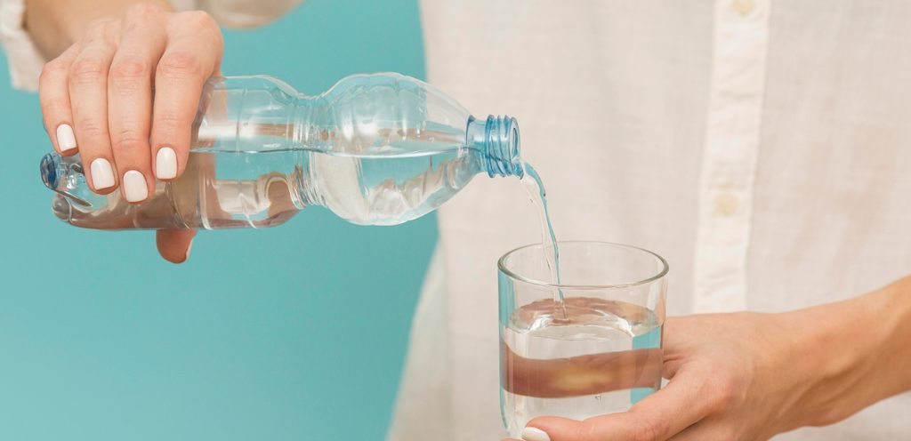 يجب شرب ما لا يقل عن 3 لترات من الماء يوميًا