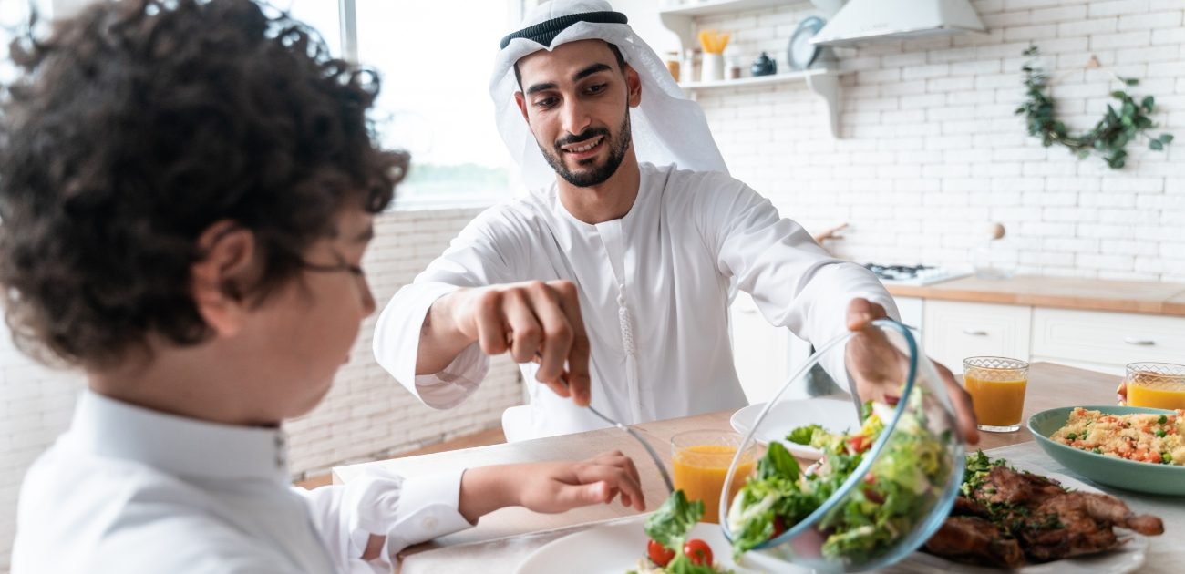 يجب على الأهل مراقبة الطفل أثناء تناول الطعام