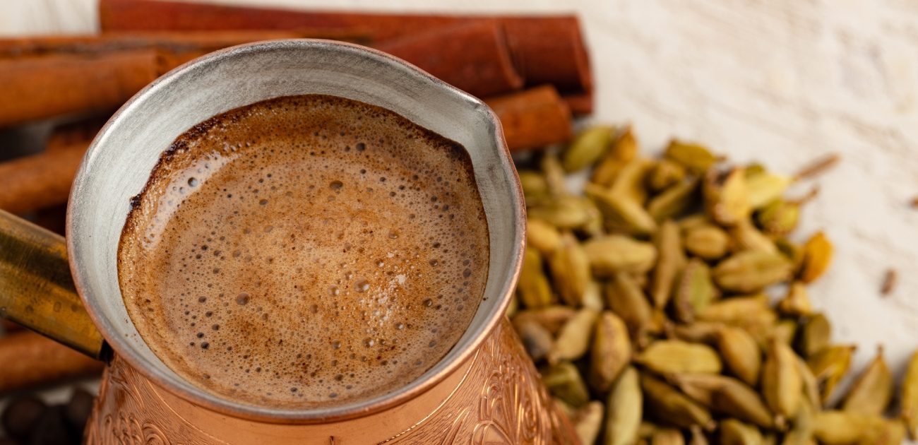 يمكنكم إضافة الهيل إلى القهوة