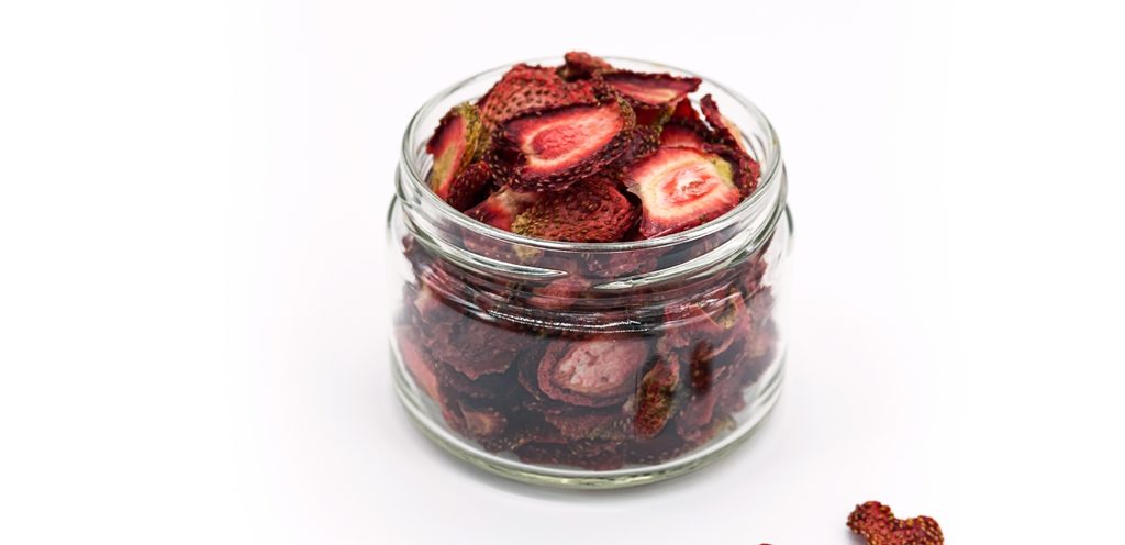 يمكنكم حفظ الفراولة المجففة في برطمانات محكمة الإغلاق