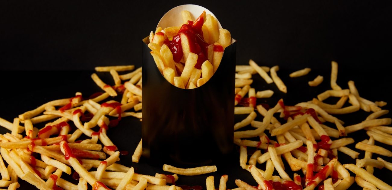 ألذّ بطاطس مقرمشة مغطاة بصلصة الكاتشاب