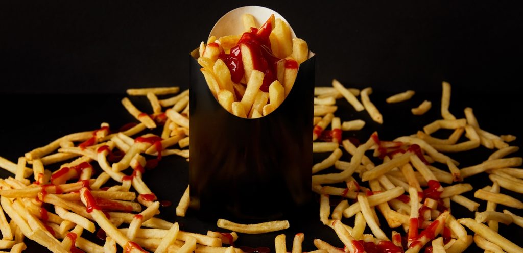 ألذّ بطاطس مقرمشة مغطاة بصلصة الكاتشاب