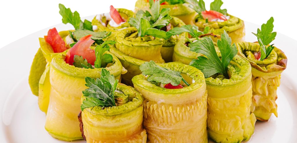 طبق مقبل لذيذ وسهل يحضر من الكوسة