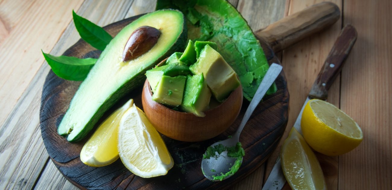 سؤال اليوم: كيف يؤكل الأفوكادو.. وما هي أهم منافعه الصحية؟