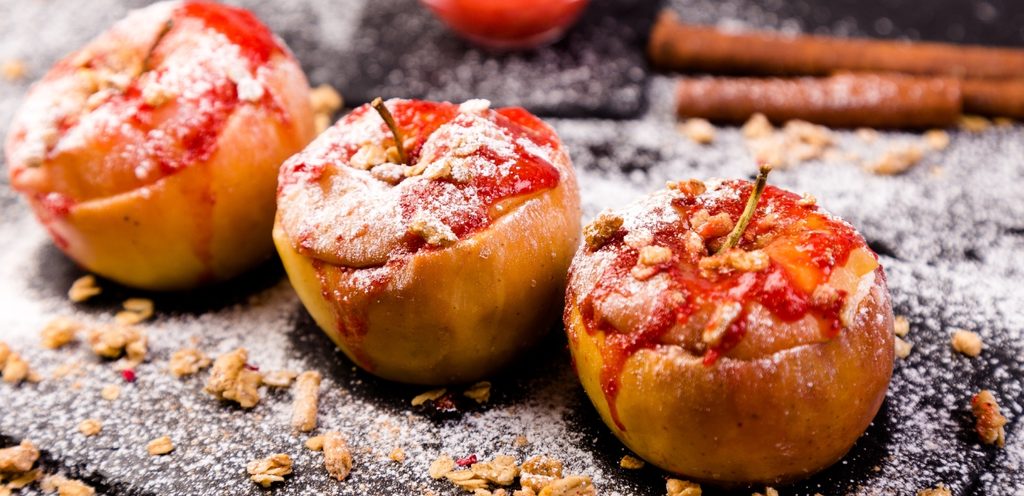 التفاح المشوي حلى شهي لا يقاوم