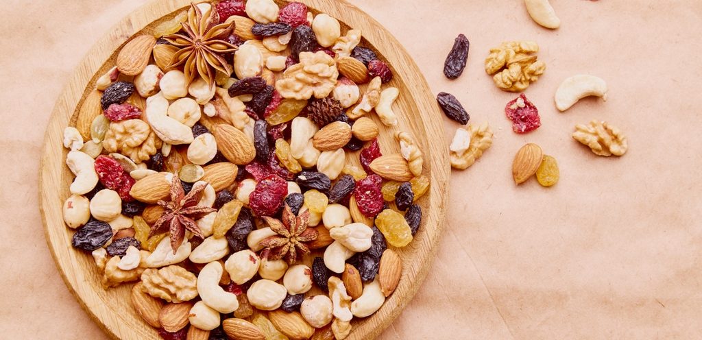 تعد المكسرات والفواكه المجففة خيارًا صحيًا ومفيدًا للجسم