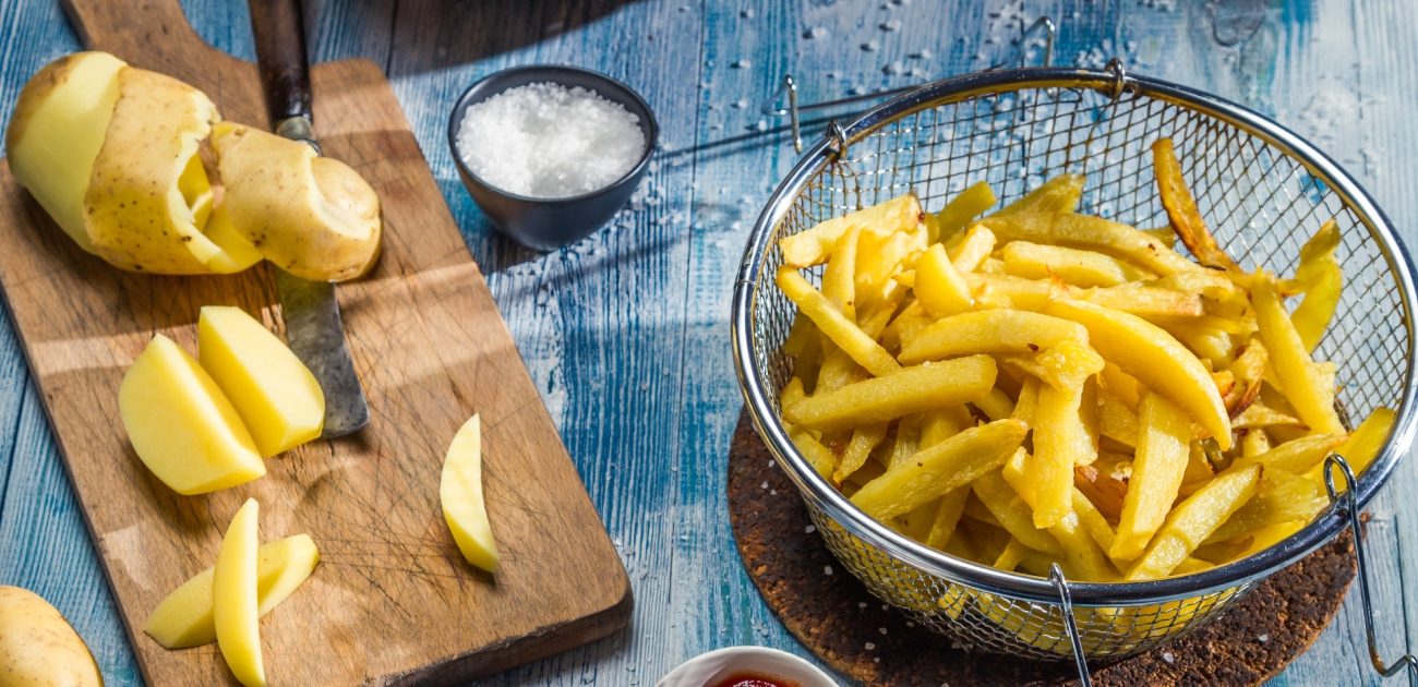 البطاطس المقلية برشة ملح خفيفة وجبة سريعة ولذيذة التحضير
