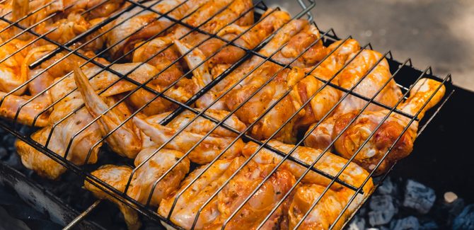 نشوي الدجاج على الفحم