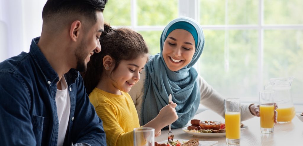 تناول الطعام مع العائلة يعزز الصحة النفسية للأطفال