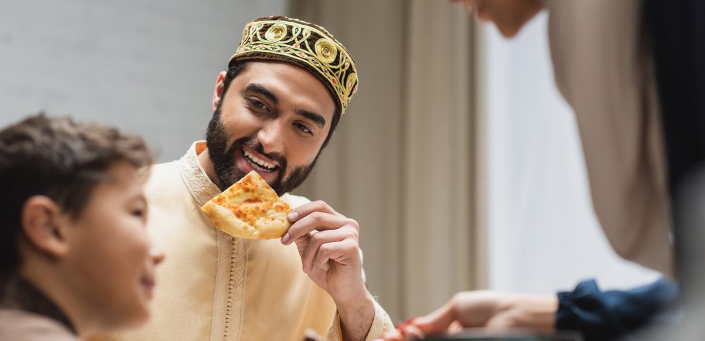 تناول الطعام مع العائلة يعزز الترابط الأسري