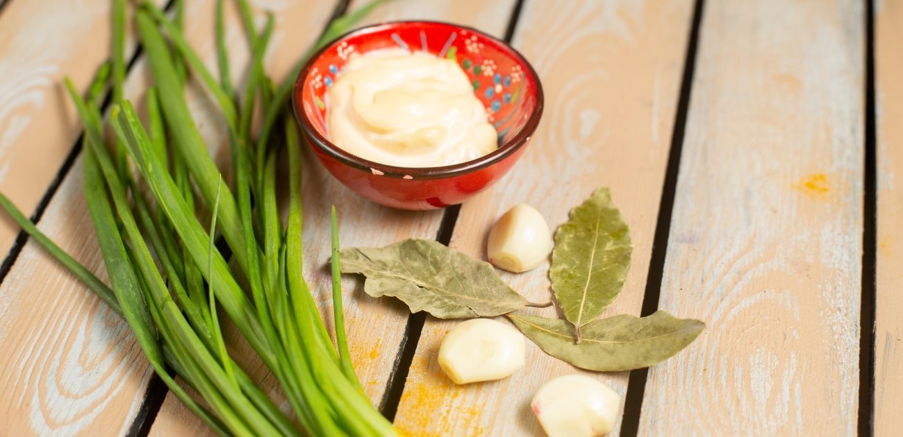 الثوم مع الزبادي: منافع صحية وجمالية وراء هذا المزيج الرائع!