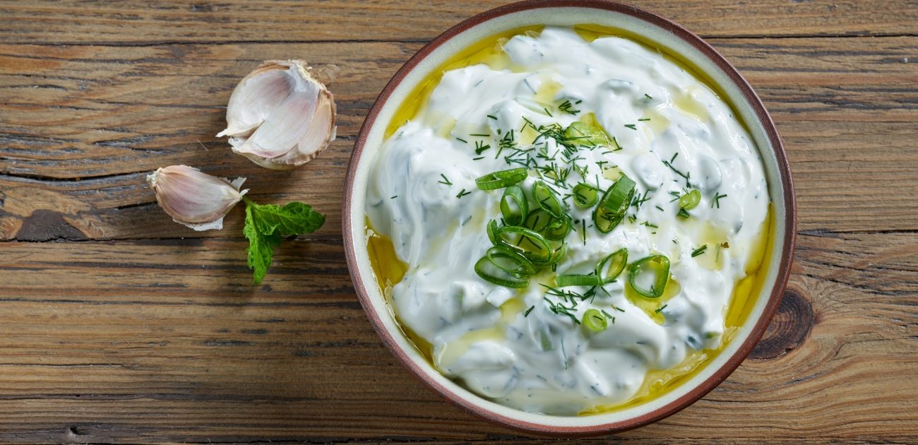 الثوم مع الزبادي: منافع صحية وجمالية وراء هذا المزيج الرائع!