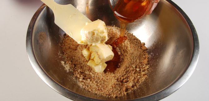 نضع البسكويت مع الزبدة