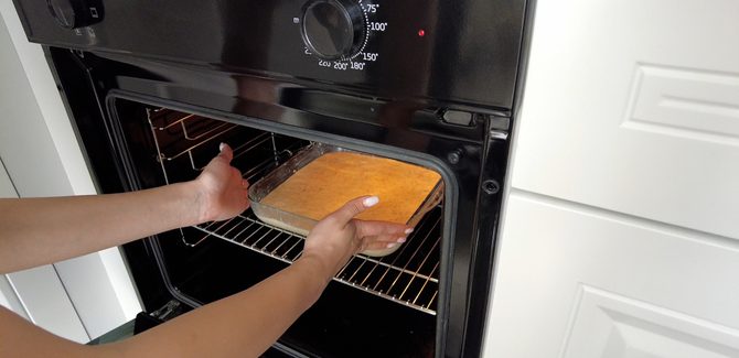 نضع القالب في الفرن