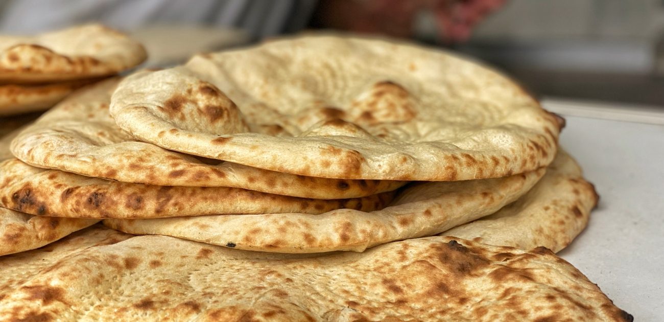 خبز القرصان الطازج الذي يتميز بقوامه الطري والرطب