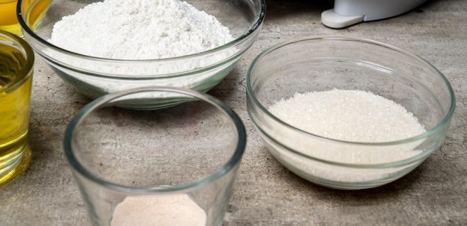 نضع الدقيق مع الزيت