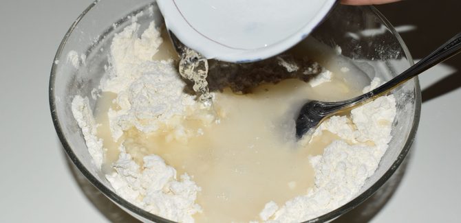 نضيف الماء ونعجن