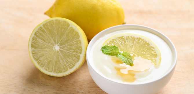 نمزج اللبن مع الليمون