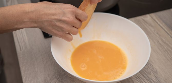 نغمس الدجاج في البيض