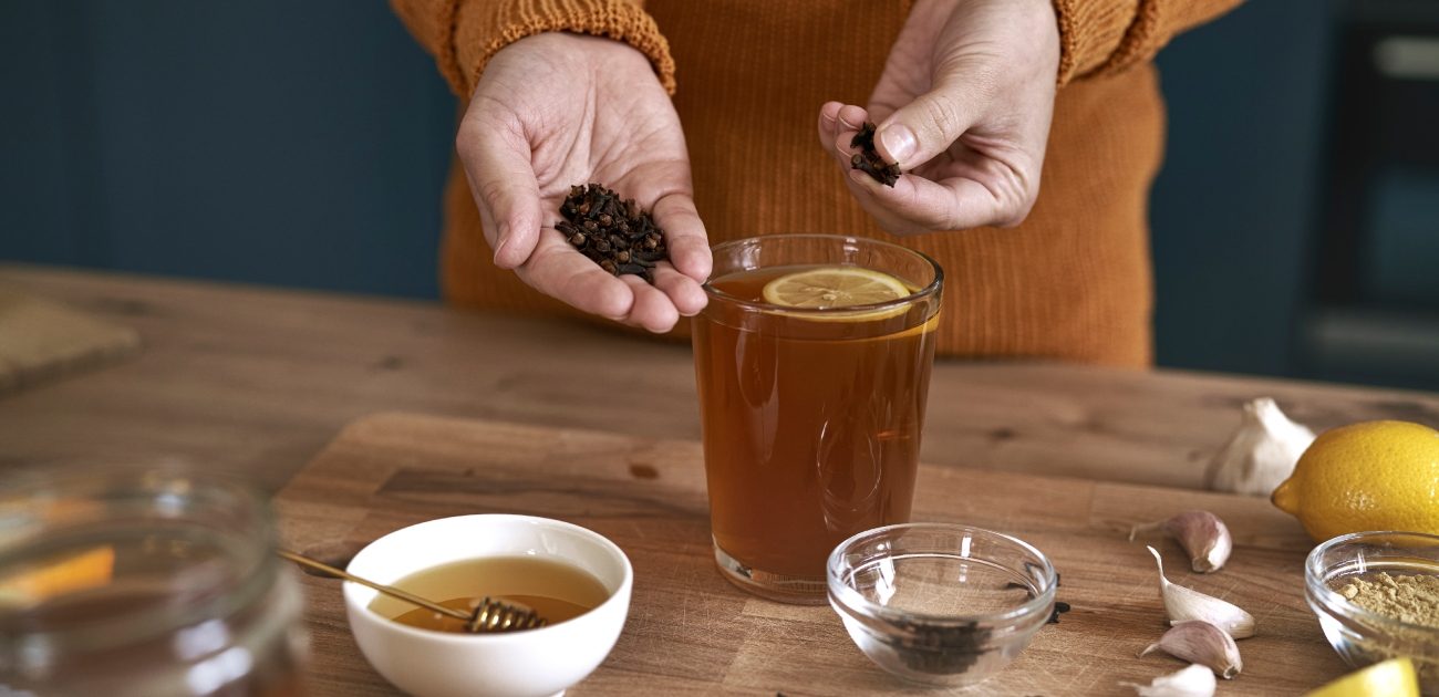 استمتعوا بفوائد شاي القرنفل مع العسل لصحة أفضل