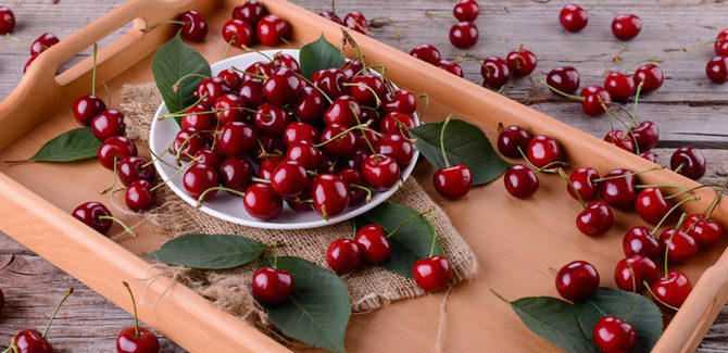 في صينية نضع عيدان الكرز