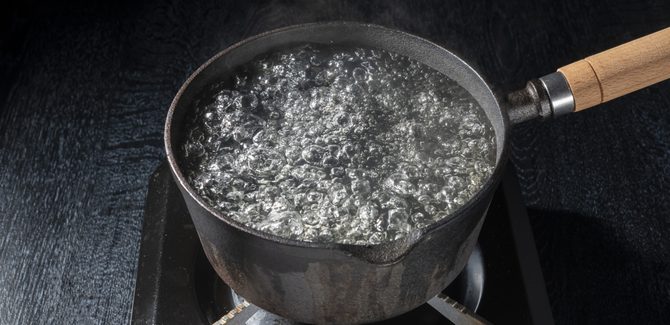 نغلي الماء على النار