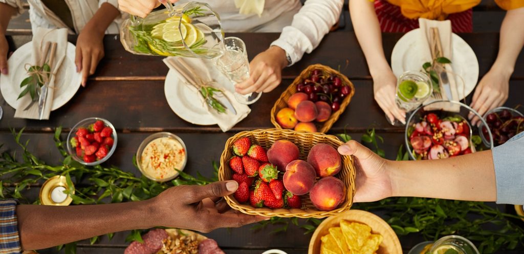 شرب الماء وتناول الفواكه من أهم عناصر نجاح الريجيم