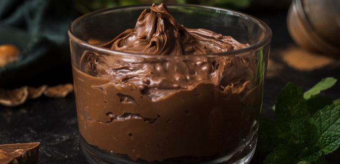 صب البودينغ في الكاسات