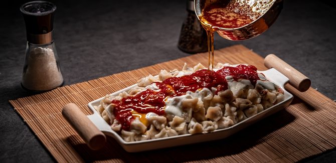 صب الصلصة فوق المانتي