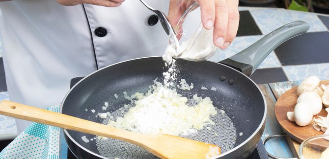 نحمّص الدقيق الأسمر في المقلاة