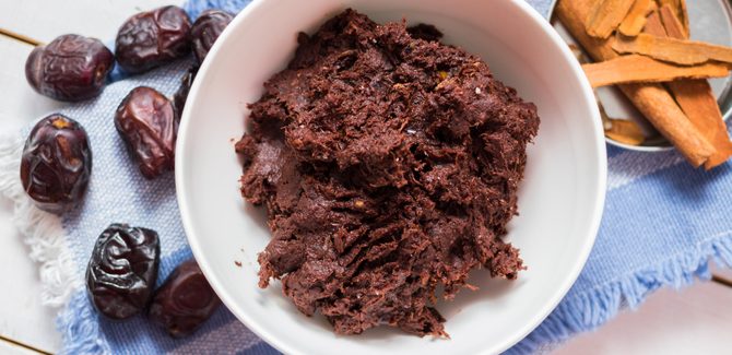 نستمر في العجن حتى يتماسك