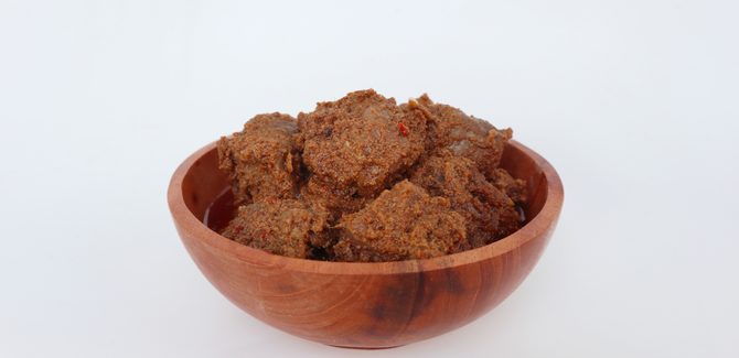 نقدمه مع المكسرات