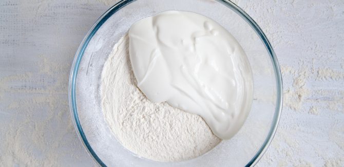 نمزج الدقيق مع اللبن