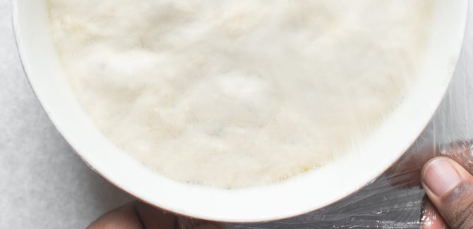 نغطي العجين بالنايلون