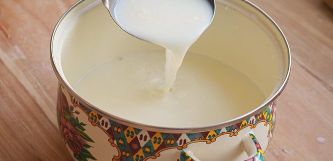 نخلط الحليب السائل مع باقي المكونات