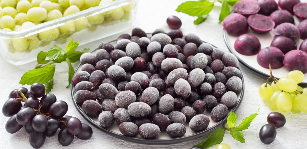 هل تعلمون أن تجميد العنب يجعله أكثر حلاوة بشكل ملحوظ عند إذابته؟