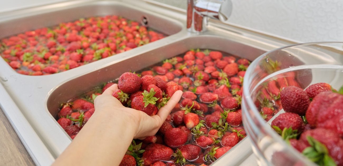 يتطلب غسل الفراولة عناية دقيقة