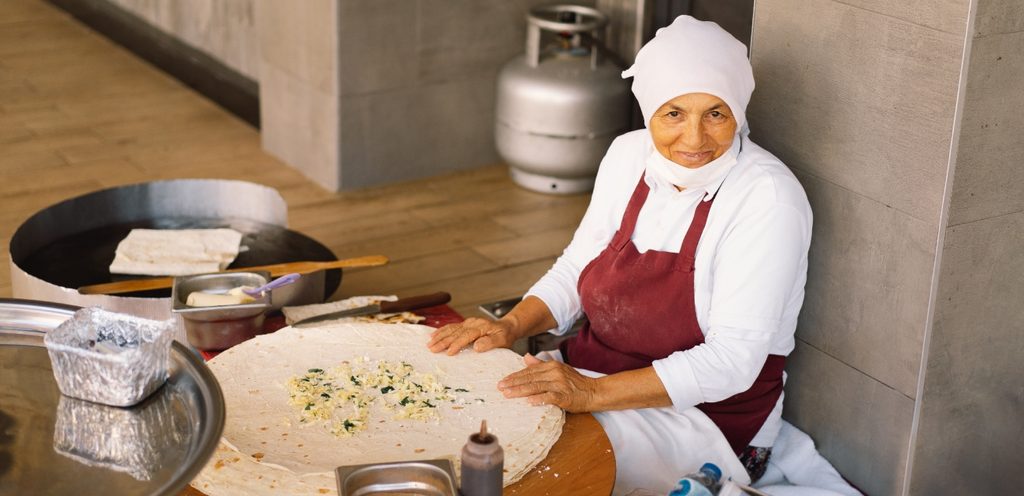 الجدات في المطبخ خبرة طويلة ونكهة مفعمة بالحب