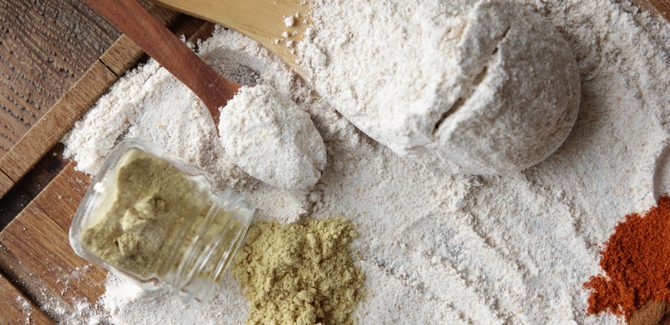 نخلط الدقيق مع الثوم والبابريكا
