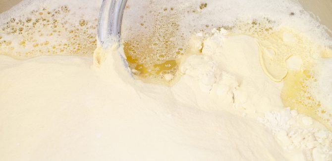 نخلط الدقيق مع الماء