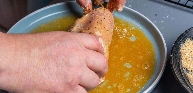 نغمس الدجاج في خليط البيض