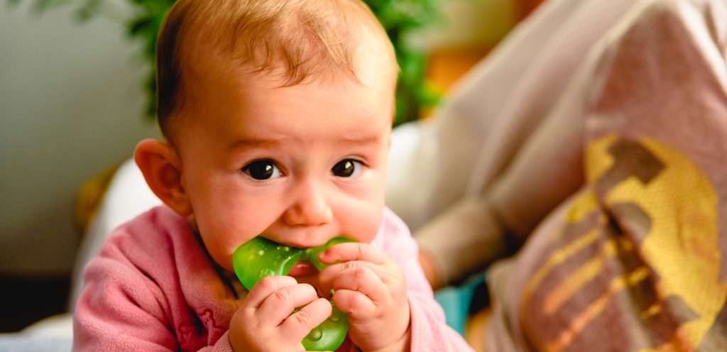 يمكنكم تبريد المصاصة لتهدئة لثة الطفل أثناء التسنين