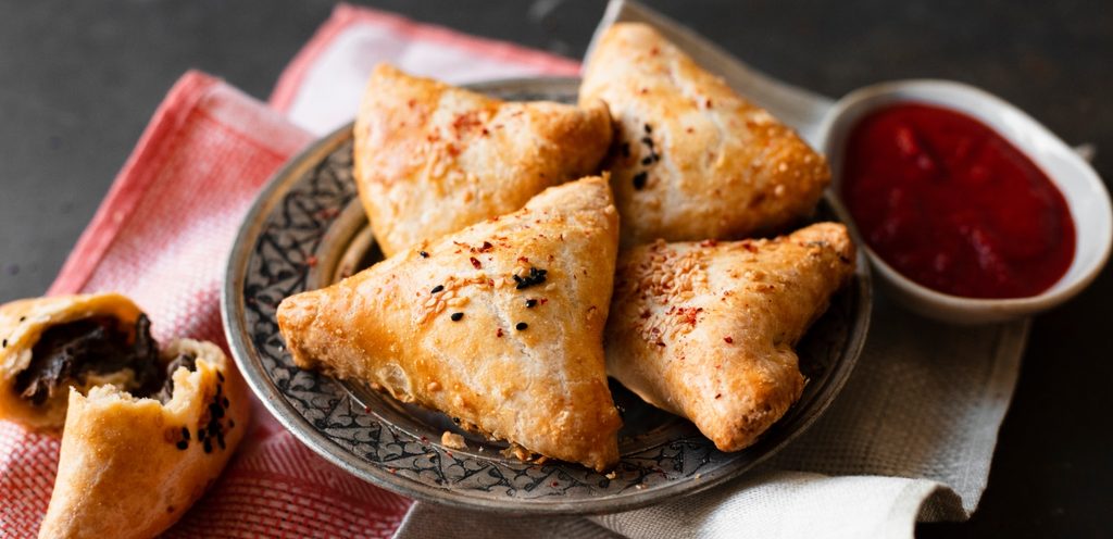 يمكنكم تقديم السمبوسة إلى جانب الصوص الحار