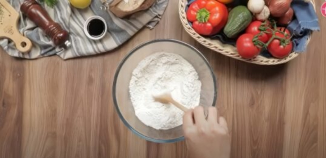 خلط المكونات في الوعاء