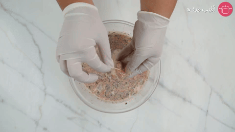 شك الدجاج بالعود الخشبي