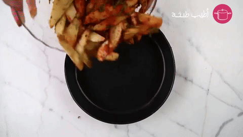 وضع البطاطس في الصينية