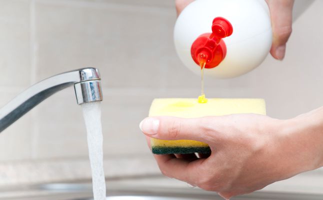 طرق بسيطة لتعقيم إسفنجة الجلي في المنزل