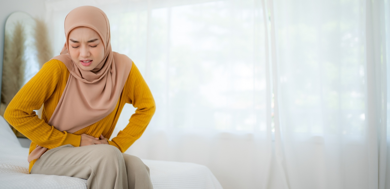 امرأة تعاني من ألم في البطن